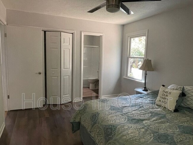 Building Photo - 220 Meredith Lp