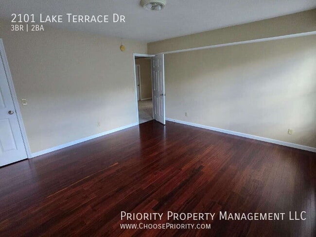 Building Photo - 2101 Lake Terrace Dr