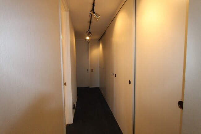 Building Photo - Epic REA: Top Floor 2 BR/2 BA Condo, Pano Views, Balcony, 3-4 Pkg, Storage