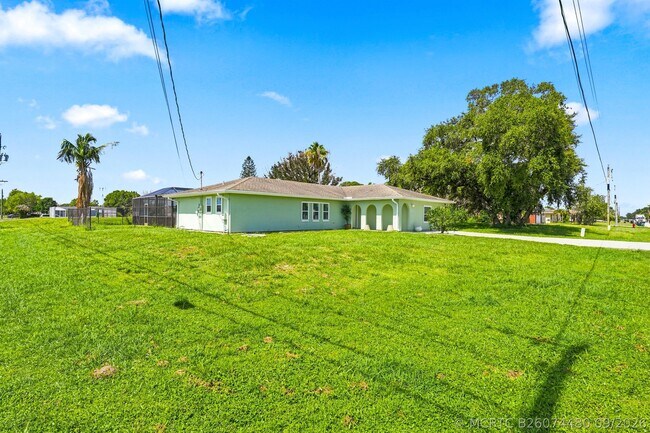 Building Photo - 502 NW Kilpatrick Ave