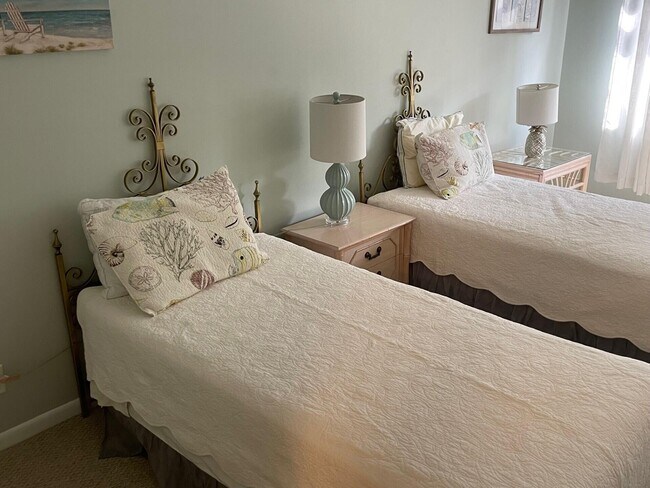 Building Photo - 3400 N Ocean Dr