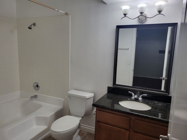 Building Photo - *Great 3 Bedroom Condo in Lakes Area*