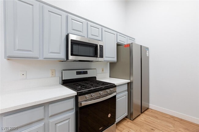 Building Photo - 2305 W Horizon Ridge Pkwy