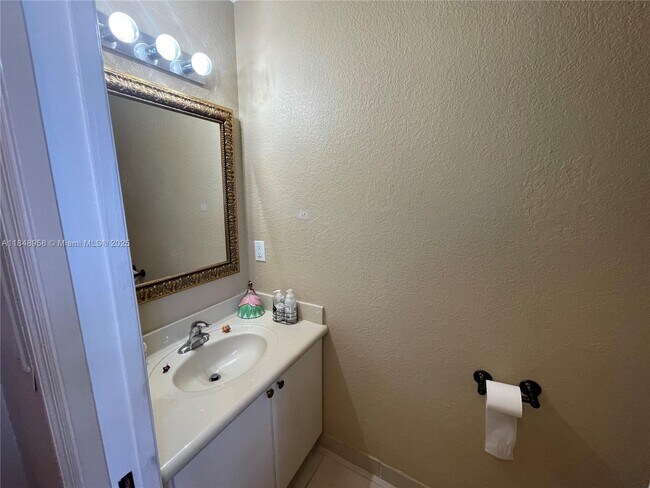 Building Photo - 160 Jacaranda Country Club Dr