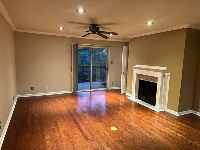 Building Photo - Great location off Blanco near Wurzbach and West Ave | 2 Bedroom | 2 Bath | Top Floor