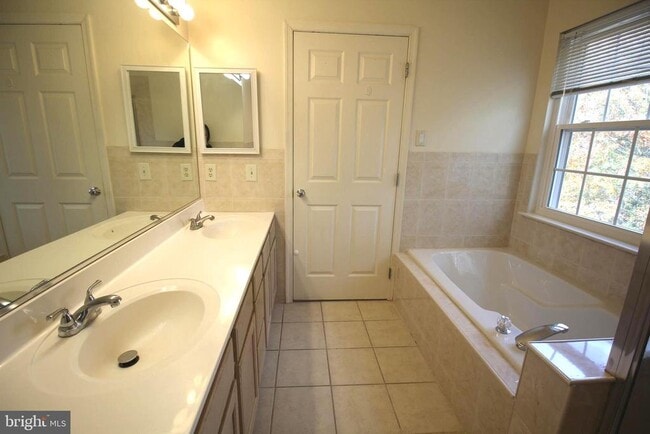 Building Photo - 92 Harvard Cir