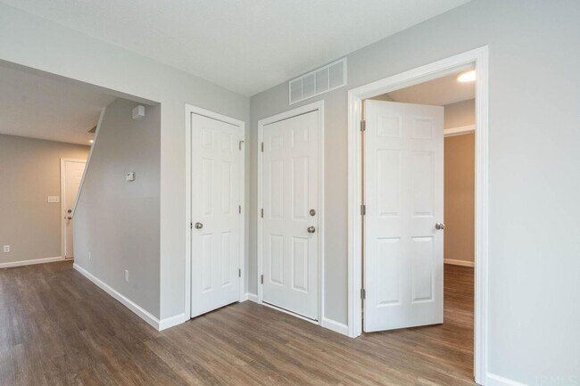 Building Photo - Willow Court Bloomington