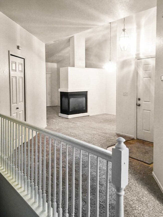 Building Photo - 3 Bedroom 3 Bath Rancher Town Home 2 Car G...
