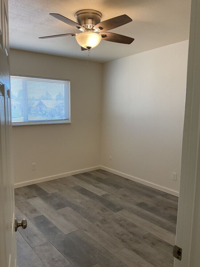 Building Photo - 5519 Paloma Ave