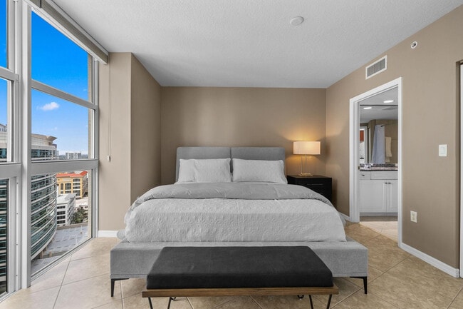 Building Photo - 347 N New River Dr E