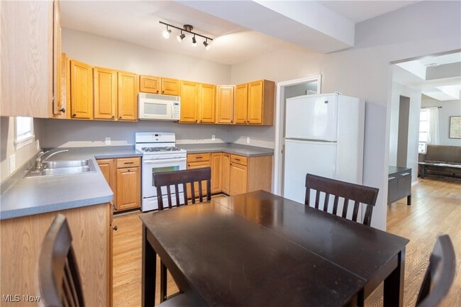Building Photo - 1212 W 67th St