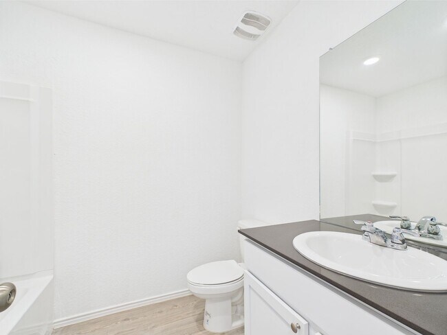 Building Photo - Comfortable and Functional 3 Bedroom, 2 Bathroom Home