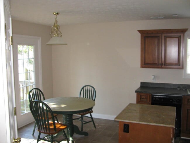 Building Photo - Like new home in Oldham County