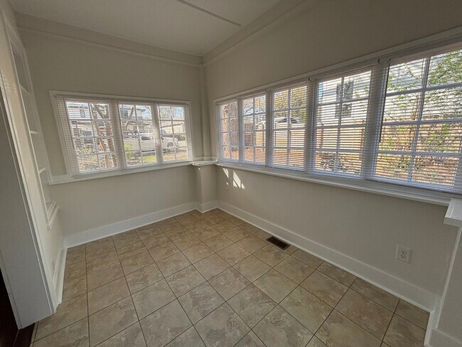 Building Photo - 2 Bedroom, 1.5 Baths Charming Bungalow located near Plaza Midwood