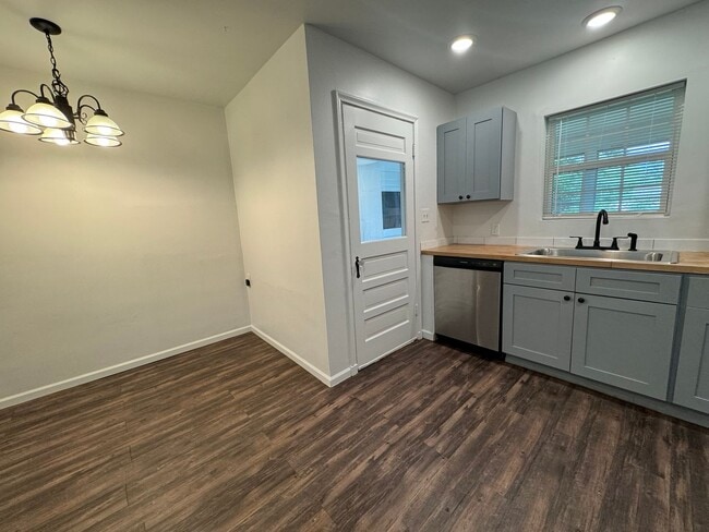 Building Photo - Adorable 2 bedroom 1 bath!