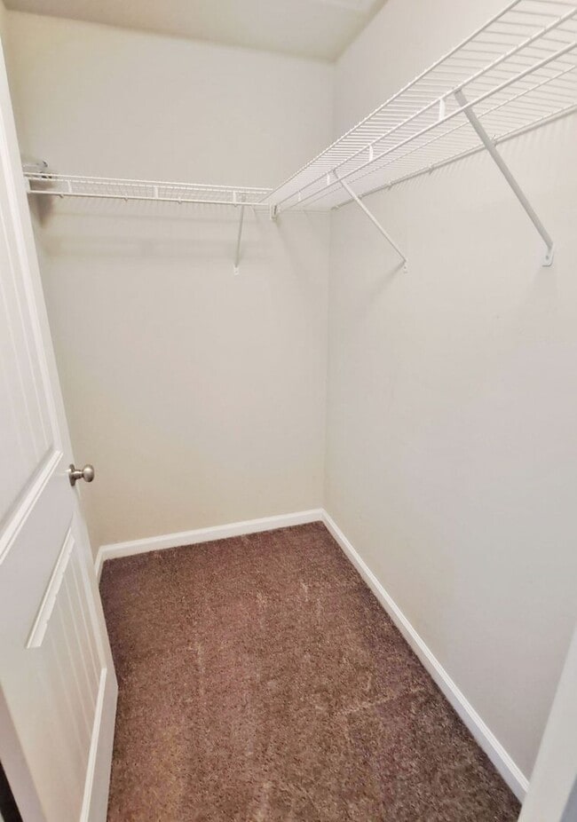 Building Photo - 4 Bed / 2-1/2 Bath Single Family Townhome w/1-Car Garage