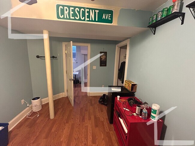 Building Photo - Don't miss out on this 6 bed 2 bath in Mission Hill...