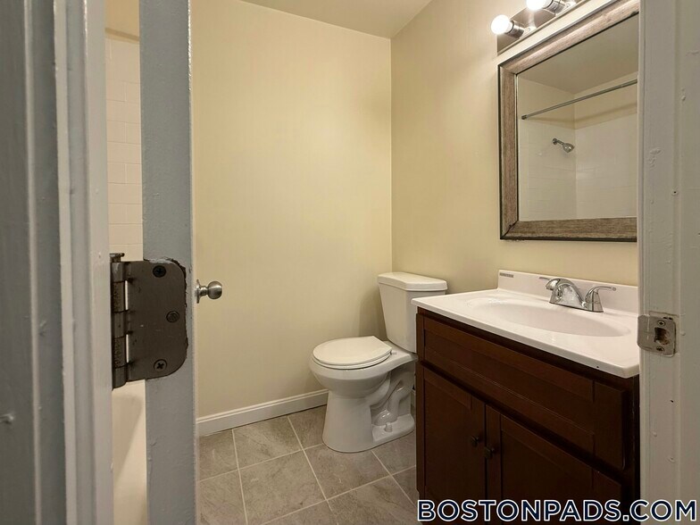 Building Photo - 16 Westgate Dr