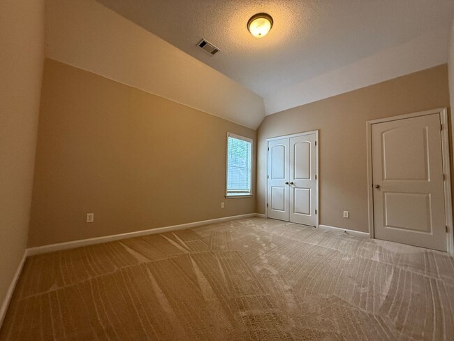 Building Photo - ADORABLE TWO STORY HOME IN GREAT LOCATION!