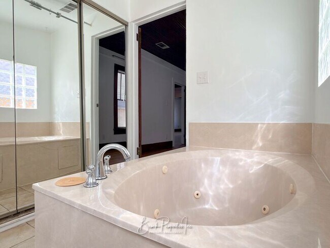 Building Photo - 1613 E Blount St