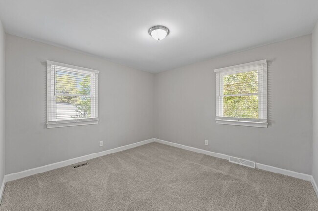 Building Photo - 1910 Hilldale Dr