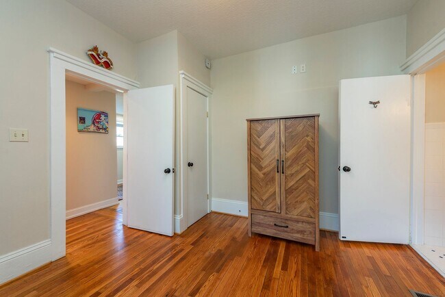 Building Photo - Charming Black Mountain Rental!