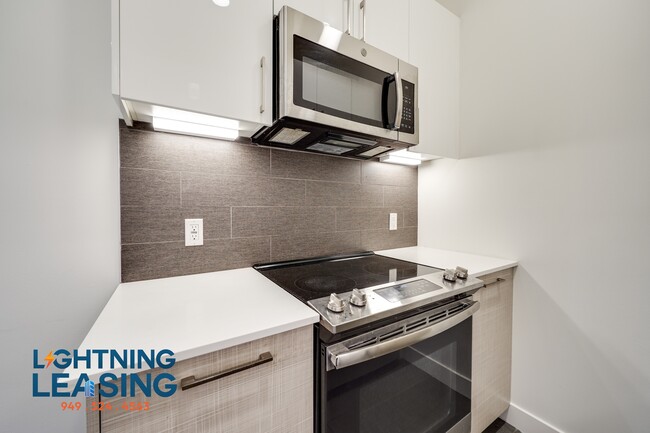 Building Photo - 939 S Broadway-1008