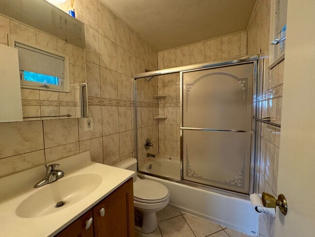Building Photo - Spacious 4 Bed 3 Bath Home With Fully Fenc...