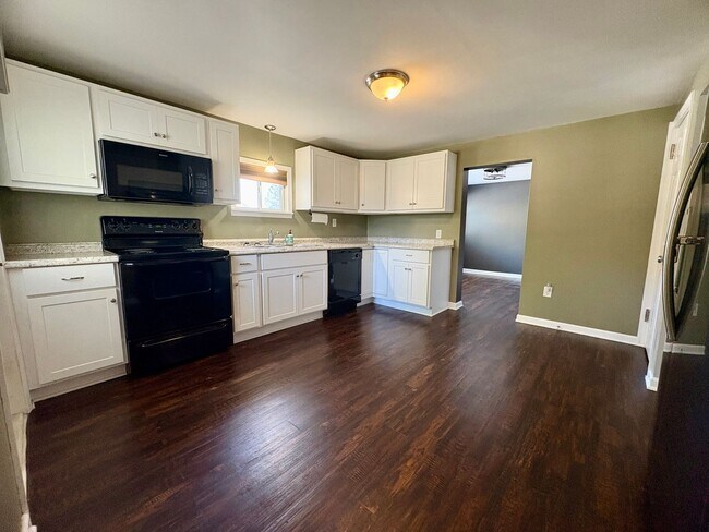 Building Photo - 4 Bedroom 2 Bathroom in Harrisburg!