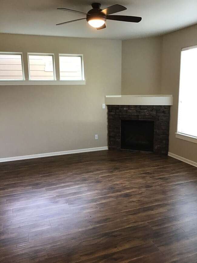 Building Photo - 3 Bedroom Home in the Bridges!