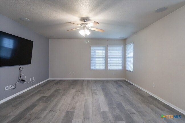 Building Photo - 2203 Love Rd