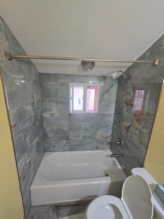 Building Photo - 229 Crestwood Ct