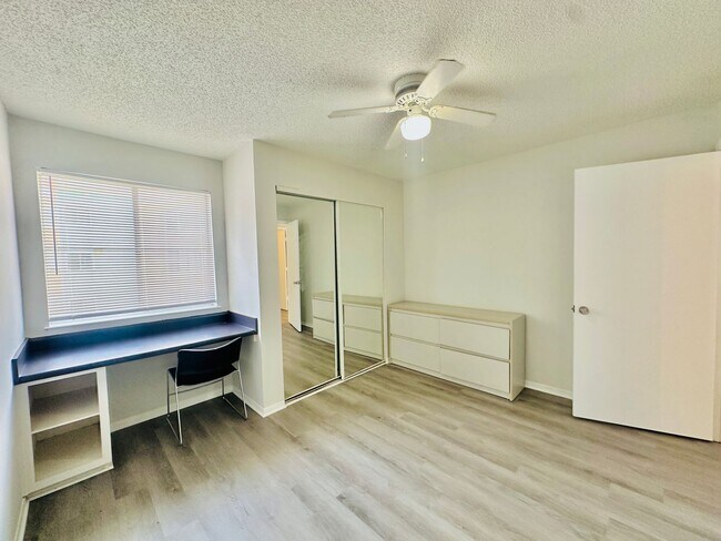 Building Photo - Newly Renovated 4BR/2BA Near UF - Resort-S...