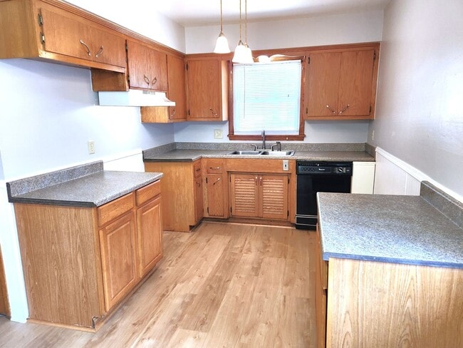 Building Photo - 3 bedroom, single family home - Available ...