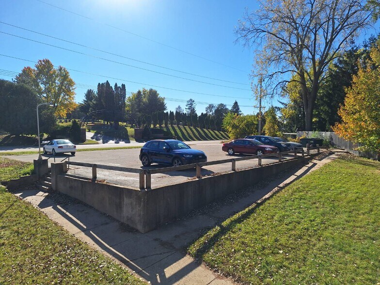 Building Photo - 1215 W Beckert Rd