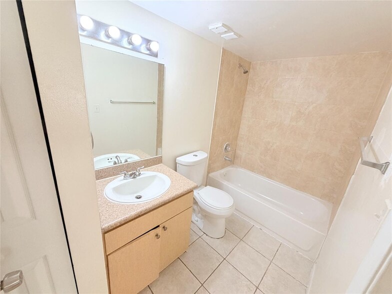 Building Photo - 1203 N Benoist Farms Rd