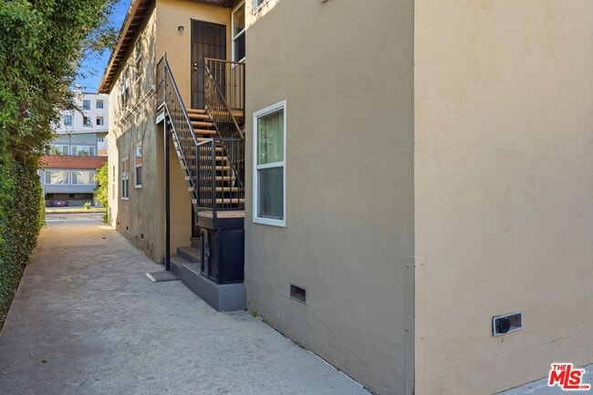 Building Photo - 1440 S Sherbourne Dr