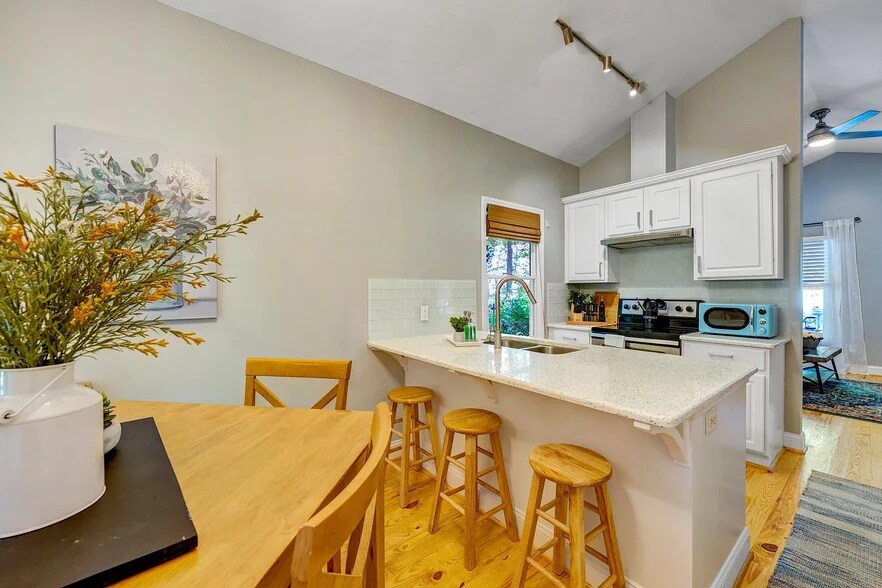 Building Photo - 104B Hillcrest Ave