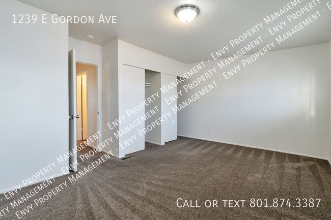 Building Photo - Cozy 2 Bed, 1 Bath Pet-Friendly Home with ...