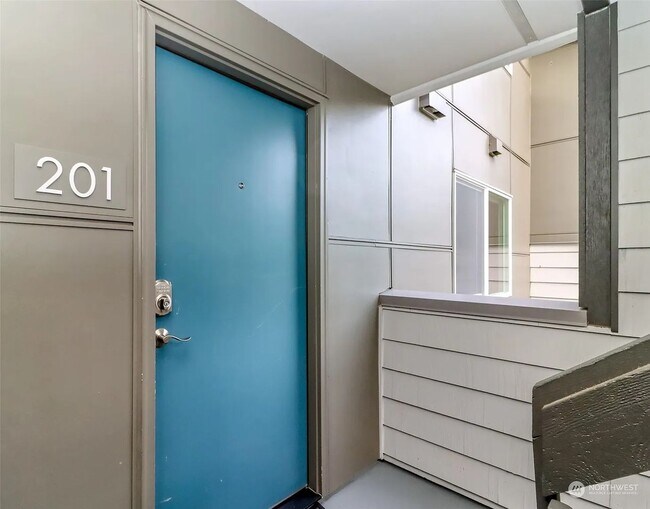 Building Photo - Lovely 2-Bedroom End Unit Condo in Cedarwo...