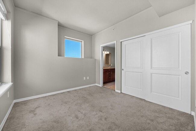 Building Photo - Downtown Living