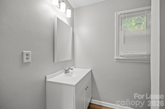 Building Photo - 4800 Maplecrest Dr