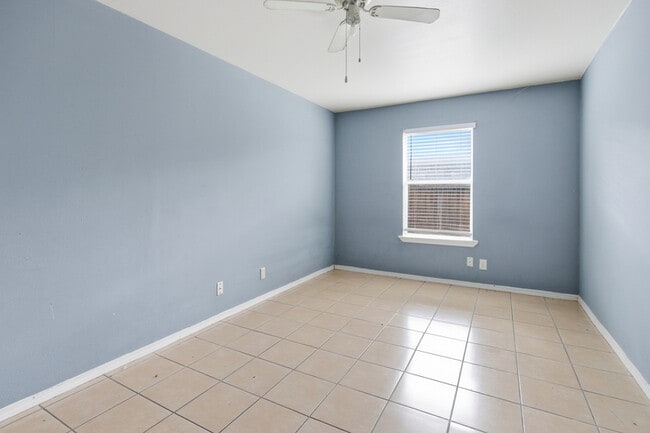 Building Photo - 7625 Windsor Oaks