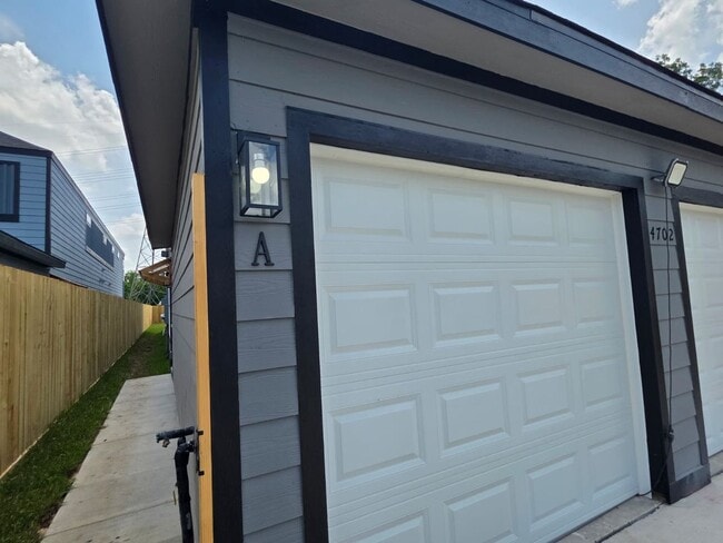Building Photo - ? Stunning Duplex with Garage & Modern Fin...