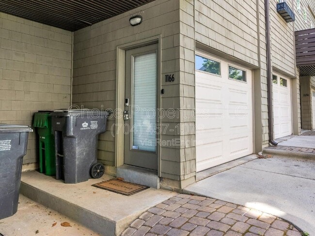 Building Photo - 1166 Park West Dr