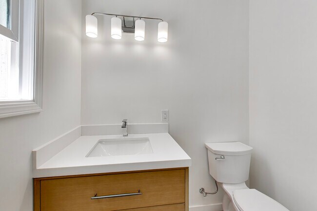 Building Photo - 554a Natoma St