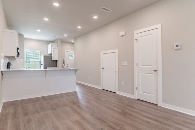 Building Photo - 711 N Honey Locust Bnd