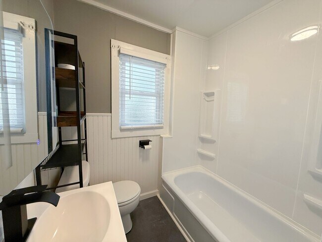 Building Photo - AVAILABLE NOW 2B/1B Lake View Living in the Heart of Osage Beach