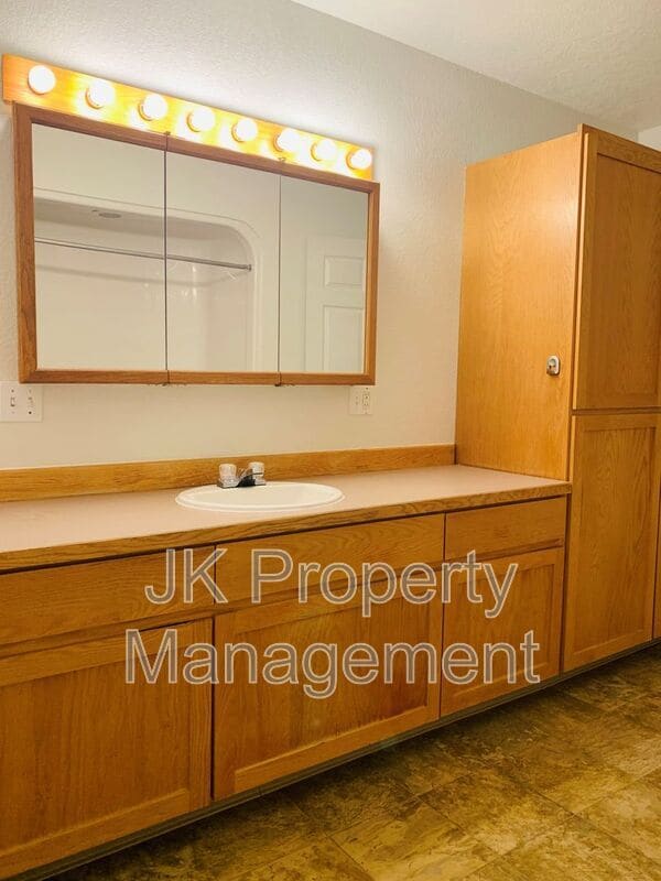 Building Photo - 1613 Sand Ct