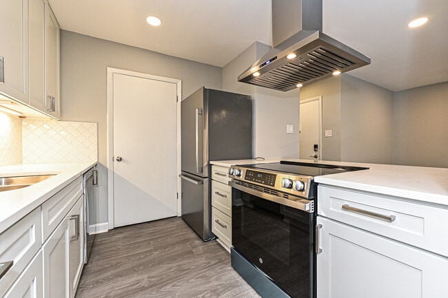 Building Photo - 5020-E Sardis Rd